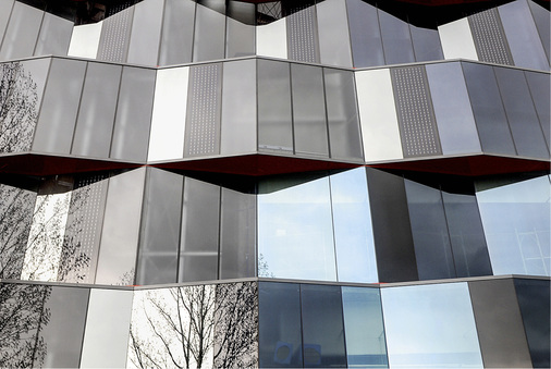 



Hier konnte sich der Architekt austoben. Ertex Solar hat die Fassade im schweizerischen Zug detailgenau umgesetzt.
