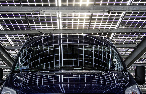 



Doppelglasmodule als Bedachung eines Solarcarports.
