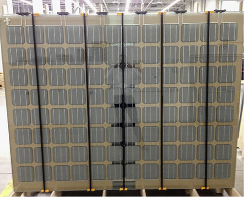 
Großflächiges Element mit 96 Zellen in der Fertigung.
