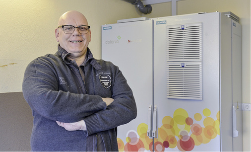 
Ein stolzer Teilnehmer des Pilotprojekts Swarm präsentiert den Heimspeicher Caterva ESS.



