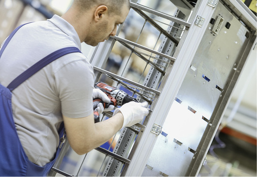 
Montage der Speicherschränke bei Varta in Nördlingen.



