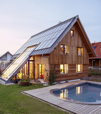 
Vor allem im Neubau bieten sich kombinierte Solardächer an, deren Ausrichtung und Fläche der Architekt gut bestimmen kann.



