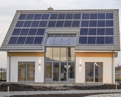 
Ideal sind Wärmepumpen, um die Heizwärme für den Winter zu erzeugen. Ein Holzkamin deckt frostige Tage ab.
