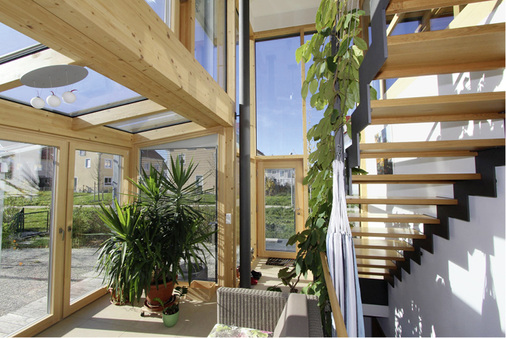 
Bei Familie Schuster bringen transparente Flächen die Sonne ins Haus. Im Sommer ist die Beschattung wichtig.
