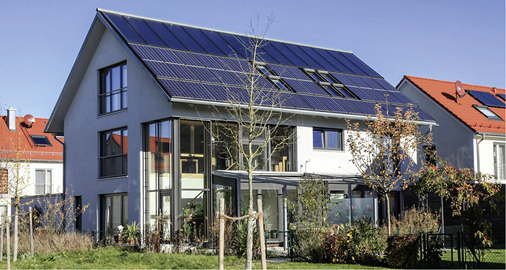 
Voll ausgenutzt: Das Dach der Familie Schuster wurde optimal mit thermischen Flachkollektoren und Solarmodulen belegt. Das Schutzdach wird zum Nutzdach: Es liefert kostbare Energie.
