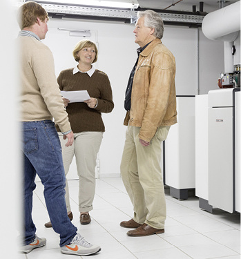 
Baubesprechung im Heiztechnikraum.
