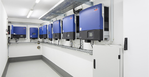 
Das Photovoltaikdach wird mit Wechselrichtern von SMA gesteuert. 
