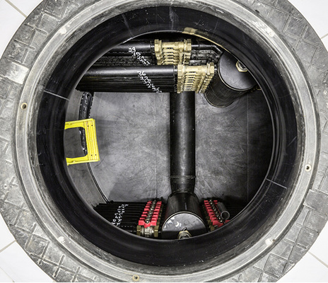 
Blick in den Übergabeschacht für die Soleleitungen der Wärmepumpen.
