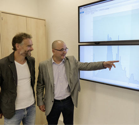 
Zu Besuch bei Arge Netz: In der Leitwarte im nordfriesischen Breklum haben Martin Grundmann (rechts) und Jess Jessen alle Ökostromanlagen im Blick.




