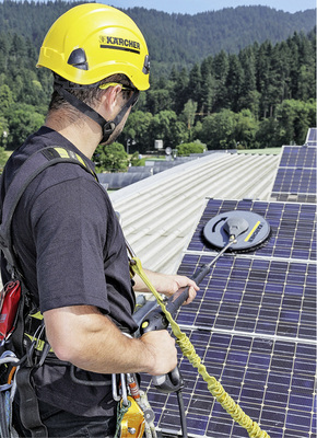 



Die Module wurden mit dem Reinigungsgerät I-Solar 400 gesäubert. Die Bürsten haben einen Durchmesser von 40 Zentimetern.

