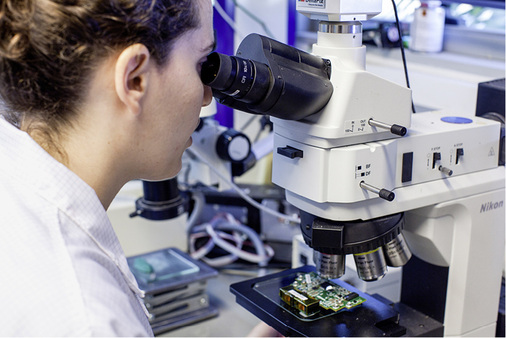 



Viele Augen nehmen die Platinen unter die Lupe, bis sie für die Montage freigegeben sind.
