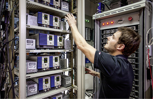 



Ein Entwicklungsingenieur überprüft die Steuerschränke für die Tests.
