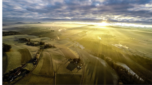 <p>
</p>

<p>
Dieses Foto zeigt eindrücklich, welche Herausforderung für eine Energieprognose gerade die frühen Morgenstunden darstellen. Lokale Nebelfelder und lange Schatten erschweren die Vorhersage für die nächsten Stunden.
</p> - © Foto: Adrian Scherzinger/Edc Projects

