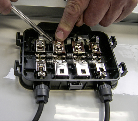 
Bei vielen Solarmodulen sind die Zellen noch in Ordnung, aber die Dosen müssen getauscht werden.



