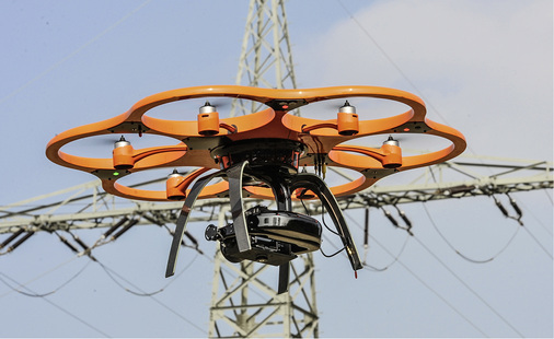 



Neue Dienste des Versorgers: Der Hexakopter fotografiert Photovoltaikparks auf der Freifläche.
