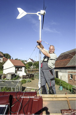 
Manfred Lehner montiert ein Windrad.



