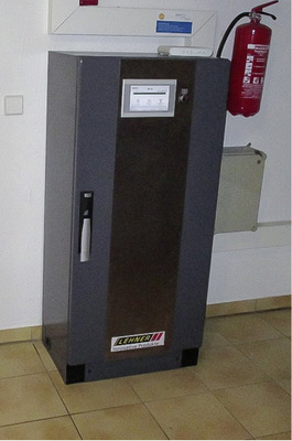 
Der Batteriespeicher steht im Keller.
