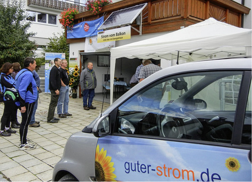 
Besucher schauen sich das Energiehaus an: Auch Elektromobilität gehört dazu.
