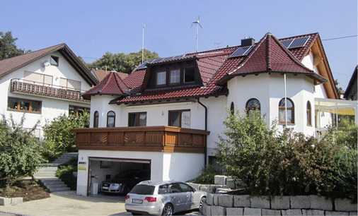 <p>
Das Duo auf dem Hausdach: Photovoltaik- und Windstrom versorgen auch das Büro von Manfred Lehner.
</p>