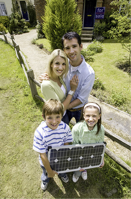 <p>
</p>

<p>
Photovoltaik ist eine Sache für die ganze Familie – wie ein neues Auto.
</p> - © Foto: Thinkstock/FlairImages

