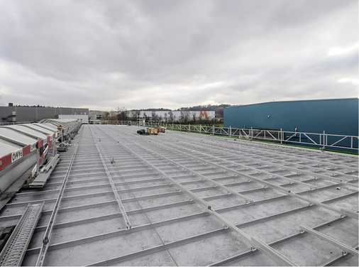<p>
</p>

<p>
Aufbau des Solargenerators auf dem Dach der Schmid Textilrewashing AG in der Schweiz.
</p> - © Fotos: LG Solar

