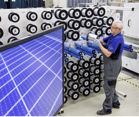 
Die Produktionsstrecke des Drahtelektrodenmoduls erinnert an eine Weberei.



