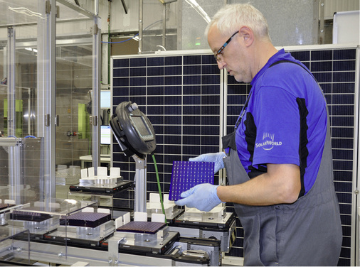 
Ein Mitarbeiter bestückt die Test-Produktionslinie für das Drahtelektrodenmodul.



