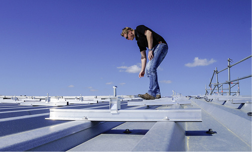 
Kurze Montageschienen senken die thermischen Spannungen auf dem Blechdach.
