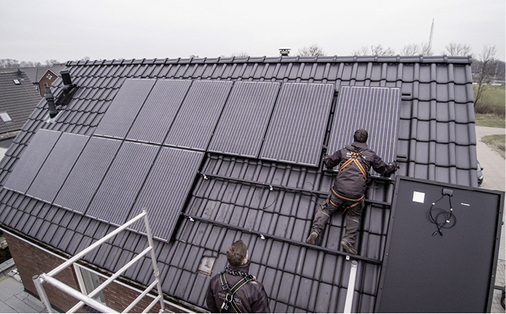 <p>
Dachparallele Montage von Solarmodulen auf dem schrägen Ziegeldach.
</p>