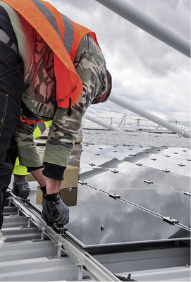 
Auch ungerahmte Dünnschichtmodule lassen sich einfach verbauen, hier mit Montageschiene.
