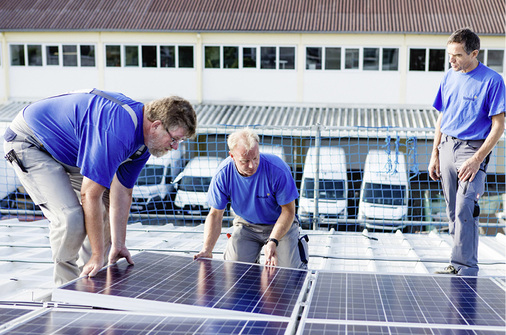 <p>
Durch die enorme Preisreduktion bei den Stromgestehungskosten zählt die Photovoltaik für Karl-Heinz Lawrenz (rechts) zu den Leistungsträgern der Energiewende.
</p>