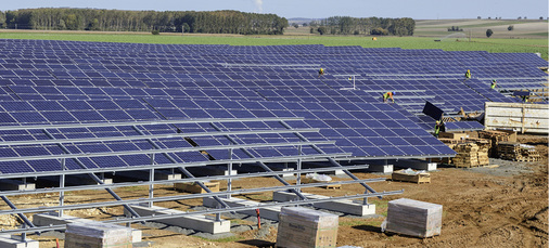 
Auf einem ehemaligen Militärgelände errichtete Solairedirect einen 8,7-Megawatt-Park. Die Gestellsysteme kamen von Schletter.



