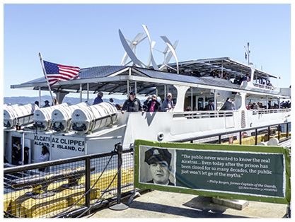 
Patriotismus gehört bei den US-Amerikanern dazu: Die Flagge schmückt das Heck des Schiffes. Um das Sicherheitsgefängnis Alcatraz ranken sich viele Mythen.
