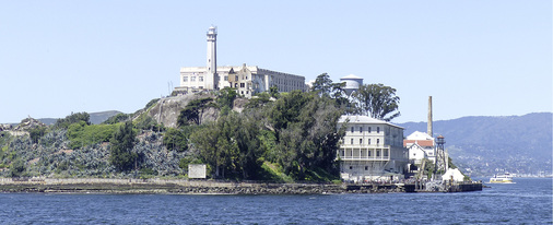 
Nächster Stopp Alcatraz: Auf der kleinen Insel in der Bucht von San Francisco saßen bekannte Gefangene wie Al Capone und „Machine Gun“ Kelly Barnes ein.
