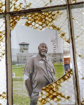 <p>
Eine Ausstellung erzählt die Geschichte 
</p>

<p>
einzelner Gefangener. Einige bereuten ihre Verbrechen, aber alle verfluchten Alcatraz.
</p>