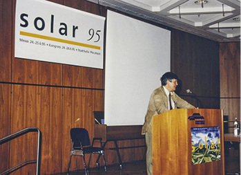 
Der langjährige Streiter für erneuerbare Energien Hermann Scheer auf der Solar 95. 
