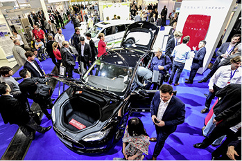 
Intersolar und EES in den Messehallen von München. Elektromobilität ist ein wichtiges Thema. 
