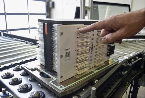 
Das komplette Batteriemodul ohne Gehäuse: Man erkennt die Anschlüsse der Zellen und die Sensoren.
