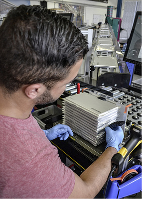 
Zwölf flache Lithiumzellen werden in Reihe geschaltet.
