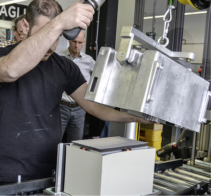 
Finale in Frechen: Der Zellstack wird explosionssicher eingehaust.
