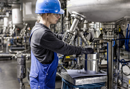 
Fertigung von Zellkomponenten bei Litarion im sächsichen Kamenz. Die Firma nutzt eigens entwickelte Elektroden und einen speziellen Separator. Im Bild entnimmt eine Mitarbeiterin eine Probe aus der Slurry, um ihre Qualität zu testen. 



