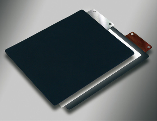 



Teile einer Lithiumzelle von Litarion: zwei Elektroden, getrennt durch den keramischen Separator. Fehlen nur noch das Gehäuse und der Elektrolyt.
