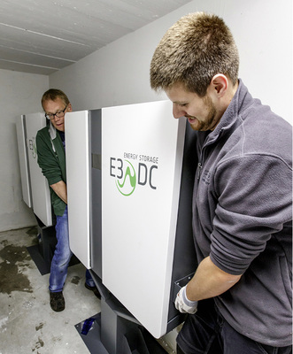 



Installateur Holger Laudeley und sein Mitarbeiter montieren die Speicherkaskade im Keller des Mehrfamilienhauses in Oldenburg.
