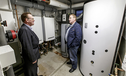 



Die Anlage ist fertig. An der Wand hängen die beiden BHKW. Daneben steht eine Wärmepumpe. Beide Erzeuger befüllen den Wärmespeicher im Vordergrund.
