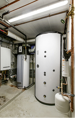 



Im Winter übernimmt die KWK-Anlage im Keller den Großteil der Versorgung.
