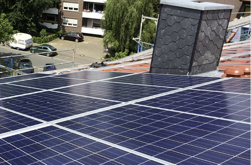 



Die Solaranlage auf dem Satteldach deckt im Sommer einen Teil des Strombedarfs ab. Solarthermie kam aus Kostengründen von Anfang an nicht infrage.

