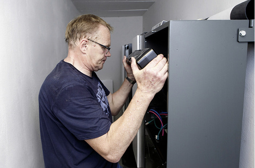 



Nach der Überprüfung installiert Elektromeister Holger Laudeley die Speichermodule in das Gehäuse.
