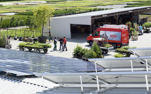 
Der rote Bus vor der Tür: Eon setzt künftig verstärkt auf die Wartung und die Betriebsführung von Photovoltaikanlagen.
