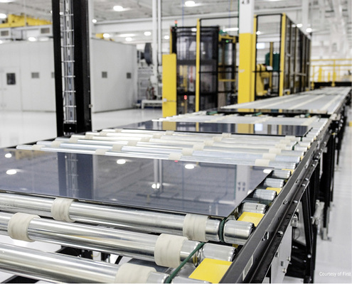 



Wie am Fließband: Die Dünnschichtmodule in der Fertigung von Perrysburg.
