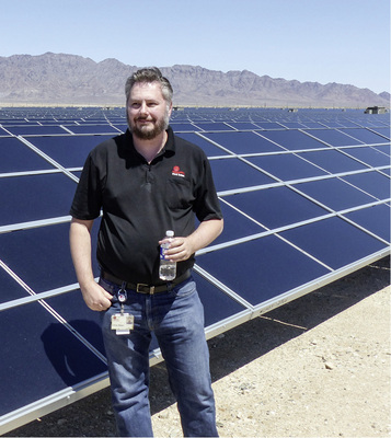 <p>
</p>

<p>
Mitten im Feld: Ein Techniker von First Solar begutachtet die getane Arbeit. 
</p> - © Foto: Niels H. Petersen

